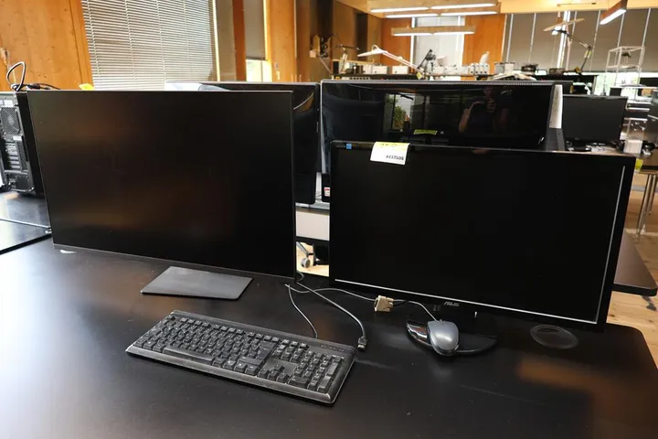2 x Bildschirm 1 x Tastatur 1 x Maus